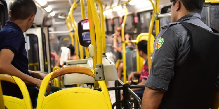 A pedido do MPAM, Justiça suspende aumento da tarifa de ônibus previsto para este sábado (15)