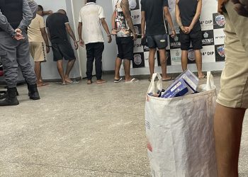 Fogueteiros são presos por soltarem fogos em comemoração a aniversário de facção