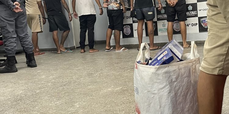 Fogueteiros são presos por soltarem fogos em comemoração a aniversário de facção