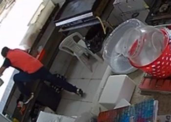 Marginal pula balcão de lanchonete e rouba celulares no bairro Glória. Veja o vídeo