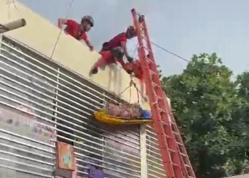 Corpo de Bombeiros tenta resgatar idoso que sofreu choque elétrico, mas deixou vítima cair de cima do prédio. Veja o vídeo