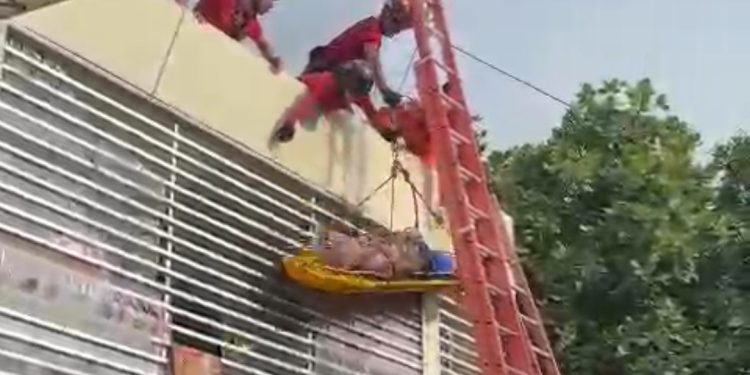Corpo de Bombeiros tenta resgatar idoso que sofreu choque elétrico, mas deixou vítima cair de cima do prédio. Veja o vídeo