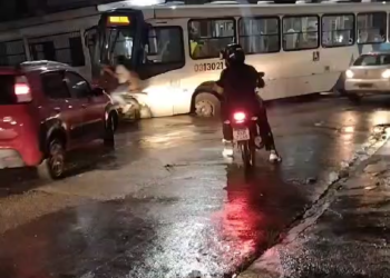 Cratera engole ônibus no Monte das Oliveiras. Veja o vídeo