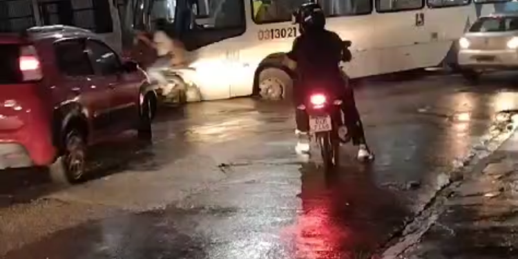 Cratera engole ônibus no Monte das Oliveiras. Veja o vídeo