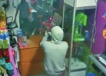 Veja o vídeo. Encapuzado rouba mais de 10 celulares