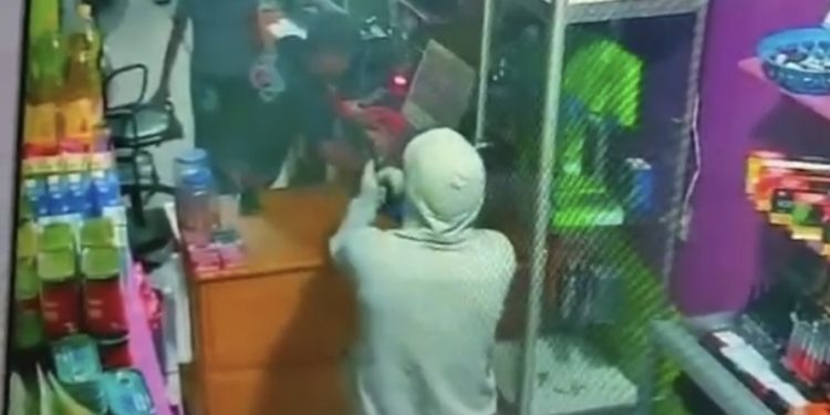 Veja o vídeo. Encapuzado rouba mais de 10 celulares