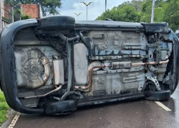 Veja o vídeo. Capota carro na Av. Margarida