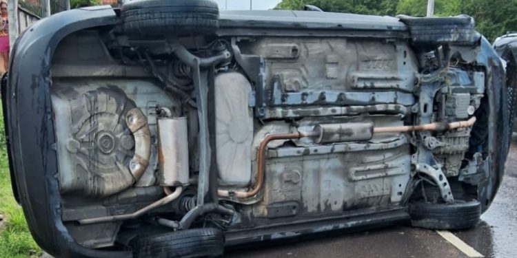 Veja o vídeo. Capota carro na Av. Margarida