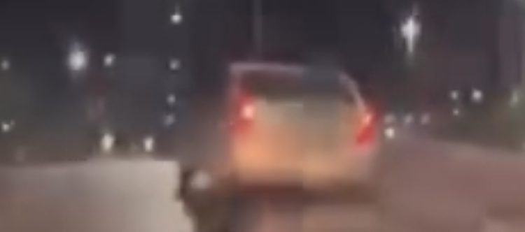 Vídeo. Carro quase capota do viaduto de Flores