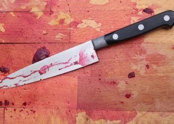 Covardia! Mulher fica toda “ticada” por marido com golpes de faca