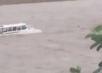 Professor segue desaparecido após naufrágio; buscas continuam