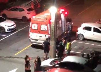 Vídeo: Vítima é filmada após ser esfaqueada dentro de condomínio em Manaus