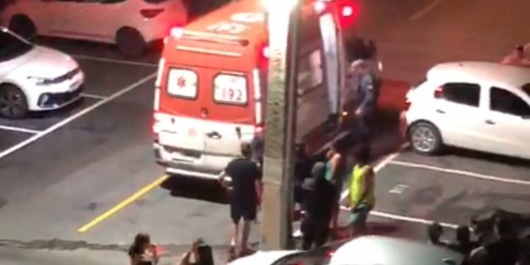 Vídeo: Vítima é filmada após ser esfaqueada dentro de condomínio em Manaus