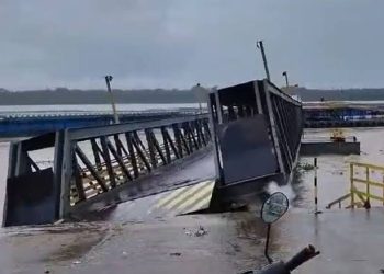 Vídeo: Balsa colide e destrói estrutura de porto em Borba
