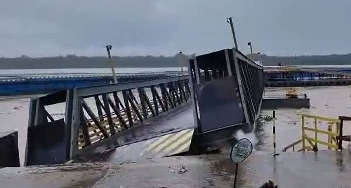 Vídeo: Balsa colide e destrói estrutura de porto em Borba