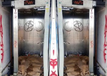 Elevador de passarela é depredado e tem porta roubada