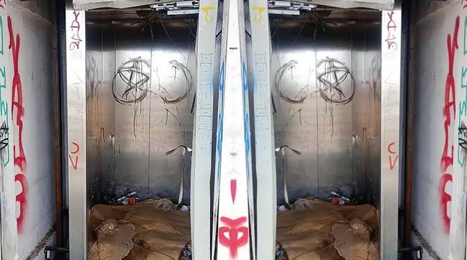 Elevador de passarela é depredado e tem porta roubada