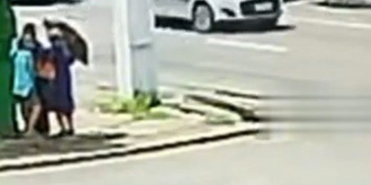 Novinhas do crime roubam aposentadoria de idosa. Veja o vídeo.