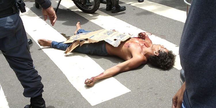 Vídeo. Morto no meio da rua no Coroado