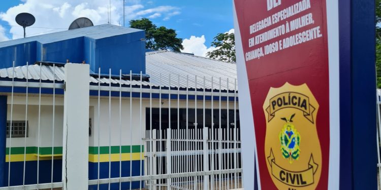 Espancou o filho de 5 anos e machucou a região genital dele