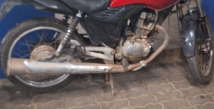 Ladrão cagão! Roubou moto e com medo da polícia largou na rua e fugiu. Os veículos foram recuperados