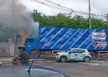 Caminhão da Bemol pega fogo, no Coroado
