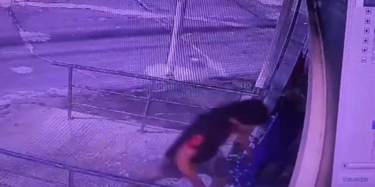 Queria leitinho! Homem arromba drogaria e furta caixa de leite. Veja o vídeo