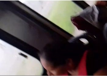 Chove mais dentro do que fora! Goteira no busão encharca passageiros. Veja o vídeo