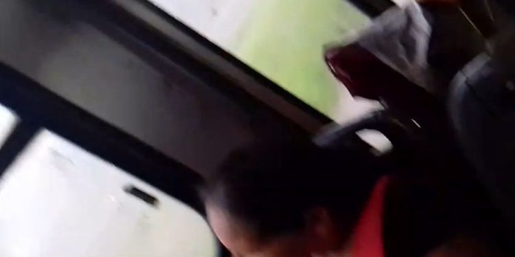 Chove mais dentro do que fora! Goteira no busão encharca passageiros. Veja o vídeo