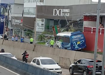Derruba poste e fica ferido – Motorista perde controle de Micro-Ônibus na Av. Darcy Vargas