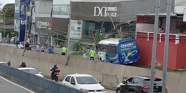 Derruba poste e fica ferido – Motorista perde controle de Micro-Ônibus na Av. Darcy Vargas