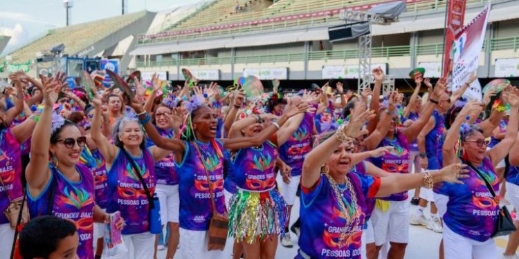 Idosos abrem desfile do Grupo Especial no Sambódromo