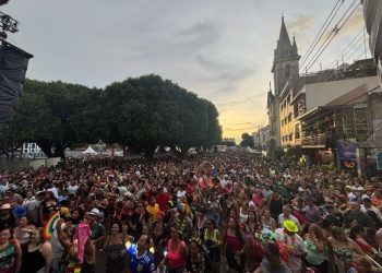 Toda a mulherada entrou na Bica