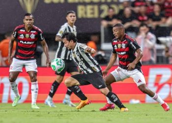 Flamengo vence o Botafogo e assume a ponta