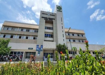 Esfaqueada durante assalto a ônibus