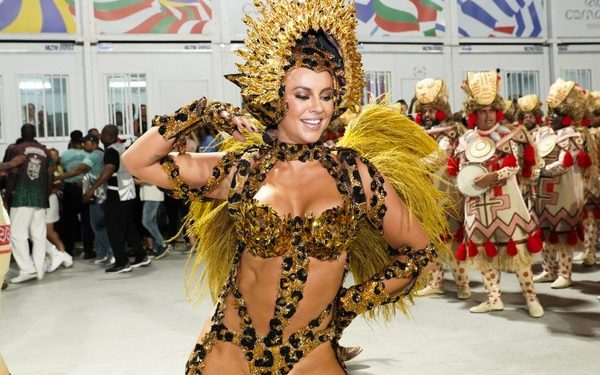 Fim de carreira! Paola Oliveira anuncia despedida como rainha de bateria da Grande Rio