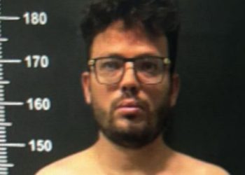 Te esperou! – Ex-policial dribla a segurança e pega o beco