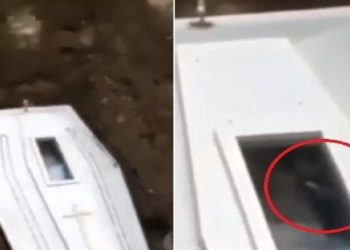 Morto acena para amigos e familiares pelo vidro do caixão durante enterro