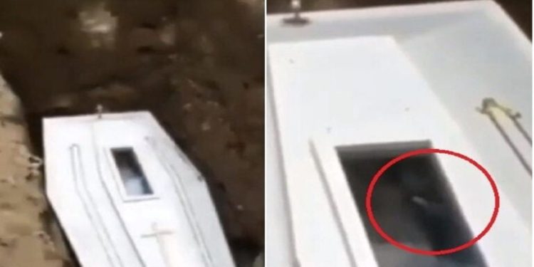 Morto acena para amigos e familiares pelo vidro do caixão durante enterro