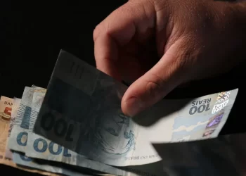 Deu a rasteira no pai, filho rouba cerca de R$ 7 milhões de idoso