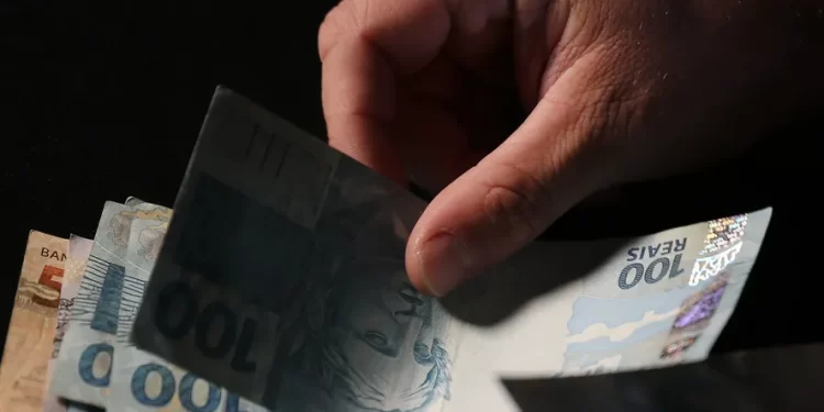 Deu a rasteira no pai, filho rouba cerca de R$ 7 milhões de idoso