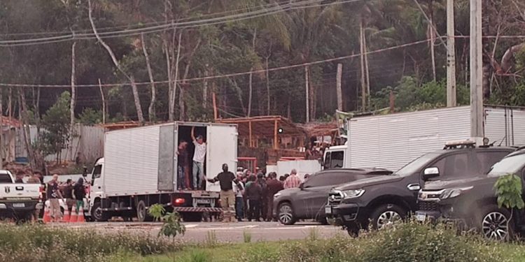 Operação retira pessoas de invasão no Tarumã