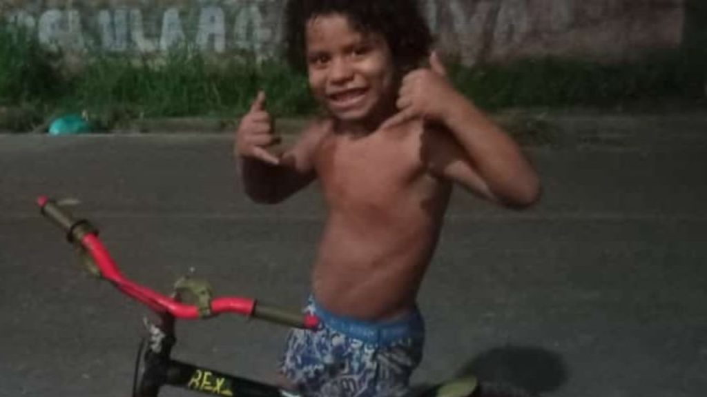 Menino autista de 6 anos morre afogado após sair de casa sem permissão no Amazonas