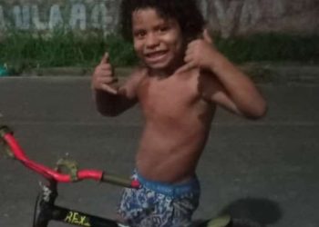 Menino autista de 6 anos morre afogado após sair de casa sem permissão no Amazonas