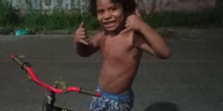 Menino autista de 6 anos morre afogado após sair de casa sem permissão no Amazonas