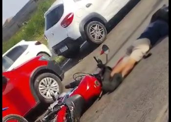 Motociclista cai após colisão e é atropelado por caminhão na Torquato Tapajós