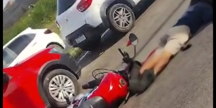 Motociclista cai após colisão e é atropelado por caminhão na Torquato Tapajós