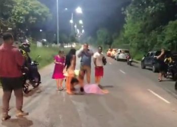 Acidente brutal arremessa motociclista e passageira, veja o vídeo