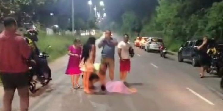 Acidente brutal arremessa motociclista e passageira, veja o vídeo