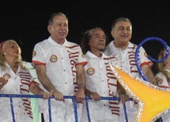 Tá nem vendo – Desembargador Elci Simões, é homenageado pela Império do Havaí